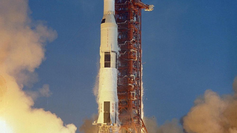 El cohete Saturno V, que transportó al Apolo 11 y su tripulación hasta la Luna, despegando el 16 de julio de 1969. NASA
El cohete Saturno V, que transportó al Apolo 11 y su tripulación hasta la Luna, despegando el 16 de julio de 1969. NASA