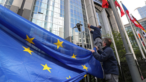 Varios operarios colocan una bandera de la UE en la fachada del Parlamento Europeo, en Bruselas. REUTERS/Yves Herman Varios operarios colocan una bandera de la UE en la fachada del Parlamento Europeo, en Bruselas. REUTERS/Yves Herman