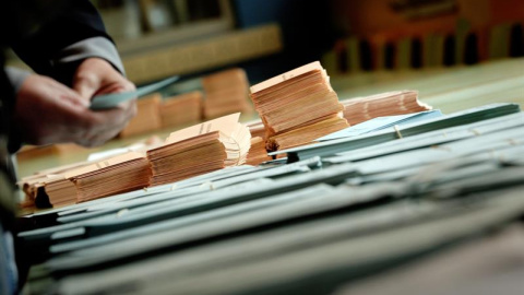 Una persona elige sus papeletas para el 26-M en un colegio electoral de Pamplona. EFE/ Villar López Una persona elige sus papeletas para el 26-M en un colegio electoral de Pamplona. EFE/ Villar López