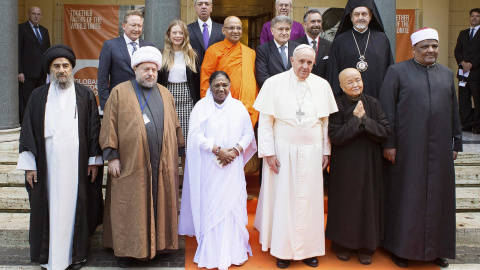 El papa Francisco con representantes de otras religiones. El papa Francisco con representantes de otras religiones.