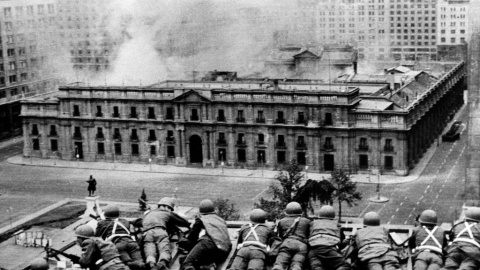 Soldados en un tejado frente al Palacio de la Moneda, la sede del Gobierno, de Santiago de Chile, el 11 de septiembre de 1973. AFP Soldados en un tejado frente al Palacio de la Moneda, la sede del Gobierno, de Santiago de Chile, el 11 de septiembre de 1973. AFP