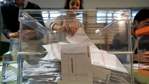 Una urna con las papeletas para el Congreso de los Diputados, en un colegio electoral de Madrid en los pasados comicios del 28-A. REUTERS/Rafael Marchante Una urna con las papeletas para el Congreso de los Diputados, en un colegio electoral de Madrid en los pasados comicios del 28-A. REUTERS/Rafael Marchante