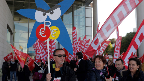 Concentración de trabajadores de CaixaBank ante el Palacio de Congresos de València, durante la junta de accionistas del banco. EFE Concentración de trabajadores de CaixaBank ante el Palacio de Congresos de València, durante la junta de accionistas del banco. EFE
