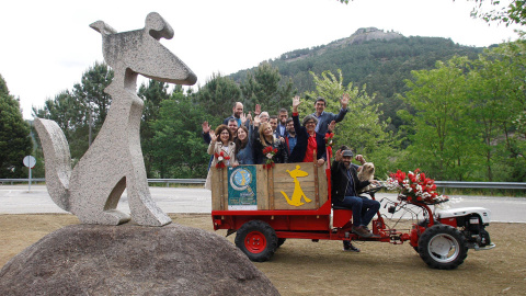 El director del Festival de Cans, Alfonso Pato, y los patrocinadores en el 'Chimpín', el transporte oficial del evento. EFE/Salvador Sas El director del Festival de Cans, Alfonso Pato, y los patrocinadores en el 'Chimpín', el transporte oficial del evento. EFE/Salvador Sas