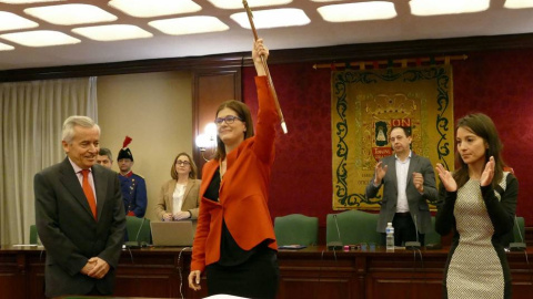 Noelia Posse sostiene el bastón de mando municipal tras ser investida alcaldesa de Móstoles. EFE Noelia Posse sostiene el bastón de mando municipal tras ser investida alcaldesa de Móstoles. EFE
