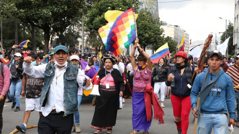 Indígenas y movimientos sociales protestan en Quito contra de los recortes decretados por el presidente de Ecuador, Lenin Moreno. EFE/ ROLANDO ENRÍQUEZ Indígenas y movimientos sociales protestan en Quito contra de los recortes decretados por el presidente de Ecuador, Lenin Moreno. EFE/ ROLANDO ENRÍQUEZ
