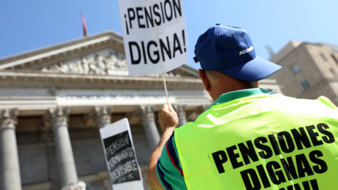 Un pensionista con una pancarta frente al Congreso, en una manifestación en septiembre de 2018. REUTERS/Sergio Pérez Un pensionista con una pancarta frente al Congreso, en una manifestación en septiembre de 2018. REUTERS/Sergio Pérez