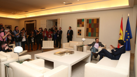 El presidente del Gobierno en funciones, Pedro Sánchez, conversa con el secretario general de Podemos, Pablo Iglesias, durante su reunión en La Moncloa tras las elecciones del 28-A. FOTO: Pool Moncloa/Fernando Calvo El presidente del Gobierno en funciones, Pedro Sánchez, conversa con el secretario general de Podemos, Pablo Iglesias, durante su reunión en La Moncloa tras las elecciones del 28-A. FOTO: Pool Moncloa/Fernando Calvo