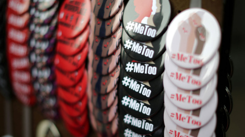 Chapas con el lema #MeToo, puestas a la venta en un puesto callejero durante una marcha de protesta contra el acoso sexual en Hollywood, en noviembre de 2017. REUTERS / Lucy Nicholson Chapas con el lema #MeToo, puestas a la venta en un puesto callejero durante una marcha de protesta contra el acoso sexual en Hollywood, en noviembre de 2017. REUTERS / Lucy Nicholson