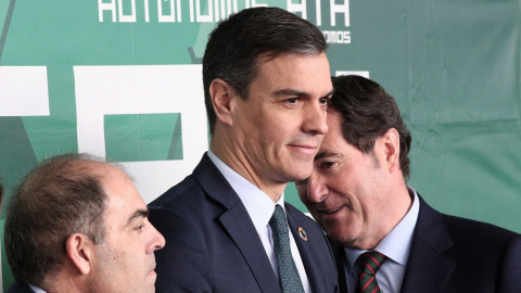 El presidente del Gobierno, Pedro Sánchez, con el presidente de CEOE, Antonio Garamendi, y el presidente de la Asociación de Trabajadores Autónomos (ATA), Lorenzo Amor. E.P. El presidente del Gobierno, Pedro Sánchez, con el presidente de CEOE, Antonio Garamendi, y el presidente de la Asociación de Trabajadores Autónomos (ATA), Lorenzo Amor. E.P.