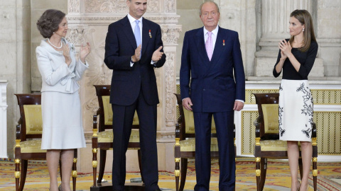 La reina Sofía, Felipe VI, Juan Carlos I, la reina Letizia, en la ceremonica de abdicación, en el Palacio Real, el 19 de junio de 2014. E.P. La reina Sofía, Felipe VI, Juan Carlos I, la reina Letizia, en la ceremonica de abdicación, en el Palacio Real, el 19 de junio de 2014. E.P.