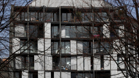 Vecinos de un edificio de viviendas en Bilbao aprovechan el buen tiempo durante el confinamiento. EFE/Luis Tejido. Vecinos de un edificio de viviendas en Bilbao aprovechan el buen tiempo durante el confinamiento. EFE/Luis Tejido.