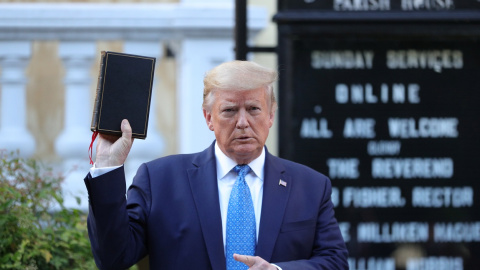 El presidente de EEUU, Donald Trump, sostiene una Biblia durante visita a la Iglesia Episcopal de San Juan, en Washington. REUTERS / Tom Brenner