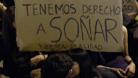Una pareja en la concentración del 15-M de 2011 en la Puerta del Sol de Madrid. REUTERS/Juan Medina Una pareja en la concentración del 15-M de 2011 en la Puerta del Sol de Madrid. REUTERS/Juan Medina