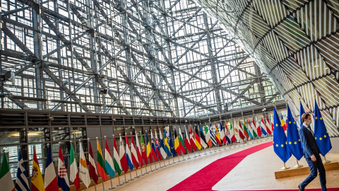 Las banderas de los países de la UE en el vestíbulo del Edificio Europa, de Bruselas, antes del inicio del Consejo Europeo. E.P./Arno Melicharek /BUNDESKANZLERAMT / DPA Las banderas de los países de la UE en el vestíbulo del Edificio Europa, de Bruselas, antes del inicio del Consejo Europeo. E.P./Arno Melicharek /BUNDESKANZLERAMT / DPA