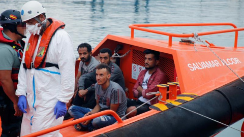 Cuatro inmigrantes son trasladados a Melilla por Salvamento Marítimo y la Guardia Civil tras llegar a las islas Chafarinas. EFE/ F.G. Guerrero Cuatro inmigrantes son trasladados a Melilla por Salvamento Marítimo y la Guardia Civil tras llegar a las islas Chafarinas. EFE/ F.G. Guerrero