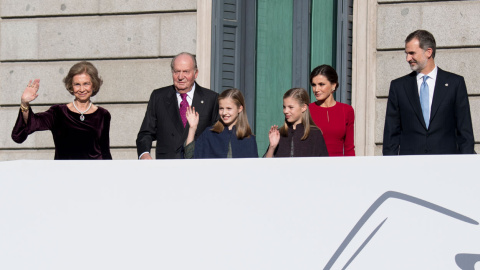 Los reyes eméritos Juan Carlos y Sofía, con el rey Felipe VI, la reina Letizia, la princesa Leonor y la infanta Sofía, saludan en el exterior del Congreso de los Diputados, en la conmemoración del 40º aniversario de la Constitución. AFP/Curto de la Los reyes eméritos Juan Carlos y Sofía, con el rey Felipe VI, la reina Letizia, la princesa Leonor y la infanta Sofía, saludan en el exterior del Congreso de los Diputados, en la conmemoración del 40º aniversario de la Constitución. AFP/Curto de la