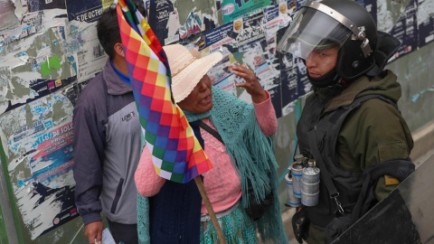 Ciudadanos se enfrentan a los policías antidisturbios durante una jornada de protestas en La Paz, (Bolivia). EFE/Martin Alipaz Ciudadanos se enfrentan a los policías antidisturbios durante una jornada de protestas en La Paz, (Bolivia). EFE/Martin Alipaz