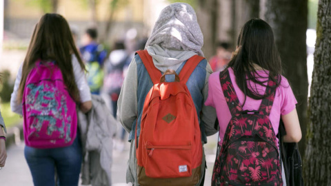 Tres escolares, una de ellas vistiendo velo, a la salida del colegio en Vitoria. EFE/David Aguilar Tres escolares, una de ellas vistiendo velo, a la salida del colegio en Vitoria. EFE/David Aguilar