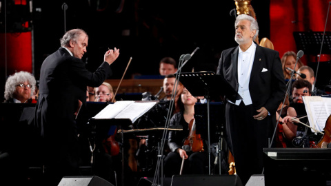 El tenor español Plácido Domingo y el director de orquesta ruso Valery Gergiev, en un concierto en la Plaza Roja en Moscú, en junio de 2018. REUTERS/Sergei Chirikov El tenor español Plácido Domingo y el director de orquesta ruso Valery Gergiev, en un concierto en la Plaza Roja en Moscú, en junio de 2018. REUTERS/Sergei Chirikov