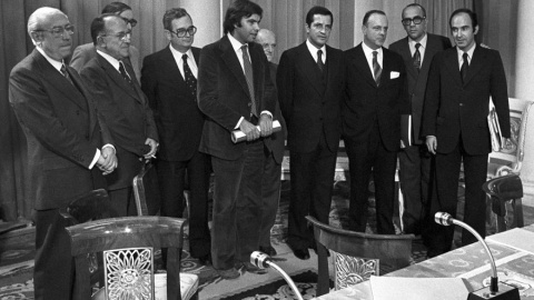 Los firmantes de los pactos de la Moncloa posan en el salón de columnas tras rubricar el acuerdo económico. EFE Los firmantes de los pactos de la Moncloa posan en el salón de columnas tras rubricar el acuerdo económico. EFE