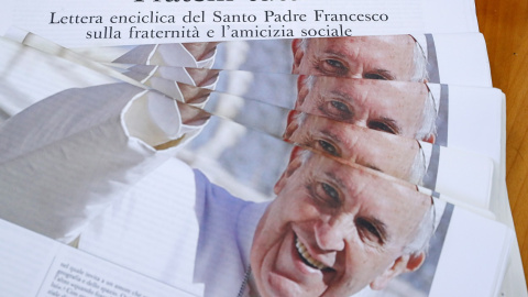 La primera página de 'L'Osservatore Romano', el órgano oficial del Vaticano, informa de la encíclica del Papa Francisco 'Fratelli Tutti'. REUTERS/Remo Casilli La primera página de 'L'Osservatore Romano', el órgano oficial del Vaticano, informa de la encíclica del Papa Francisco 'Fratelli Tutti'. REUTERS/Remo Casilli