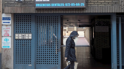 Una mujer camina ante una clínica dental que informa de su cierre debido al coronavirus, en Zaragoza. EFE/ Javier Cebollada Una mujer camina ante una clínica dental que informa de su cierre debido al coronavirus, en Zaragoza. EFE/ Javier Cebollada