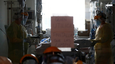 Personal sanitario atiende a un enfermo de covid-19 en la UCI del Hospital Ramon y Cajal, en Madrid. REUTERS/Sergio Perez Personal sanitario atiende a un enfermo de covid-19 en la UCI del Hospital Ramon y Cajal, en Madrid. REUTERS/Sergio Perez