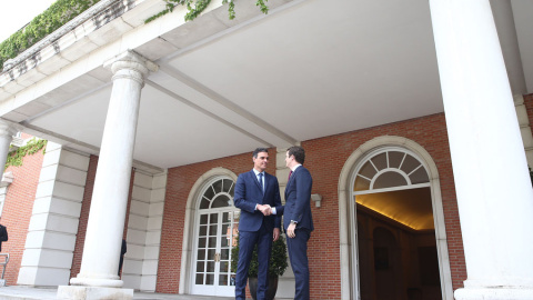 El presidente del Gobierno en funciones, Pedro Sánchez, recibe al presidente del Partido Popular, Pablo Casado, a su llegada a La Moncloa, en su encuentro tras las elecciones generales del 28-A. Pool Moncloa/Fernando Calvo El presidente del Gobierno en funciones, Pedro Sánchez, recibe al presidente del Partido Popular, Pablo Casado, a su llegada a La Moncloa, en su encuentro tras las elecciones generales del 28-A. Pool Moncloa/Fernando Calvo