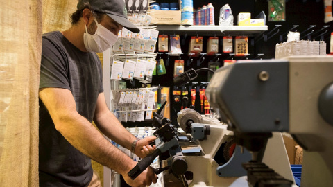 Un trabajador de una ferretería de Zaragoza trabajando. EFE/Toni Galán Un trabajador de una ferretería de Zaragoza trabajando. EFE/Toni Galán