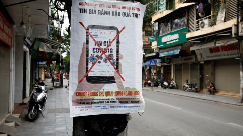 Un cartel en una calle de Hanoi (Vietnam), que alerta contra la propagación de noticias falsas y bulos en torno a la pandemia de coronavirus. REUTERS/Kham Un cartel en una calle de Hanoi (Vietnam), que alerta contra la propagación de noticias falsas y bulos en torno a la pandemia de coronavirus. REUTERS/Kham
