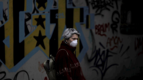 Una mujer con mascarilla pasea por una calle del centro de A Coruña. EFE Una mujer con mascarilla pasea por una calle del centro de A Coruña. EFE