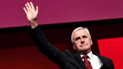 El 'canciller en la sombra' laborista, John McDonnell, saluda durante el congreso de su partido, este lunes en Liverpool. WILL OLIVER (EFE) El 'canciller en la sombra' laborista, John McDonnell, saluda durante el congreso de su partido, este lunes en Liverpool. WILL OLIVER (EFE)
