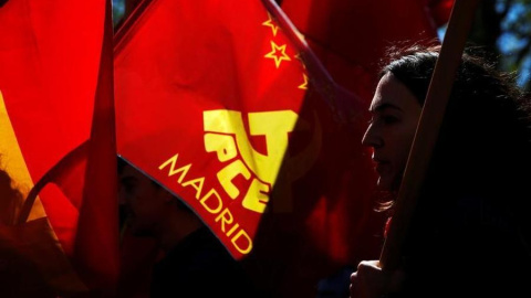 Una joven con la bandera del PCE, en la marcha del Primero de Mayo de 2016, en Madrid. REUTERS/Susana Vera Una joven con la bandera del PCE, en la marcha del Primero de Mayo de 2016, en Madrid. REUTERS/Susana Vera