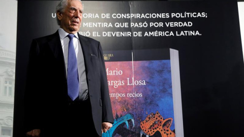El escritor Mario Vargas Llosa, durante la presentación de su nueva novela, 'Tiempos recios'. EFE/Juan Carlos Hidalgo El escritor Mario Vargas Llosa, durante la presentación de su nueva novela, 'Tiempos recios'. EFE/Juan Carlos Hidalgo