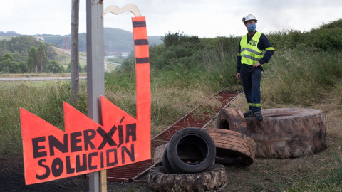 Uno de los trabajadores participantes en las protestas por el cierre de la planta de Alcoa en San Cibrao (Lugo). E.P./Carlos Castro Uno de los trabajadores participantes en las protestas por el cierre de la planta de Alcoa en San Cibrao (Lugo). E.P./Carlos Castro