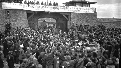 Prisioneros de Mauthausen saludan a la 11ª División Acorazada de los EE. UU. por su liberación bajo una pancarta escrita en español en unas sábanas. Prisioneros de Mauthausen saludan a la 11ª División Acorazada de los EE. UU. por su liberación bajo una pancarta escrita en español en unas sábanas.