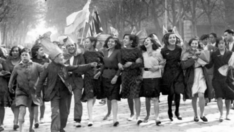 Alegría por las calles de Madrid tras proclamarse la II República. Alegría por las calles de Madrid tras proclamarse la II República.