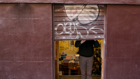 Un autónomo echa el cierre de su negocio tras su jornada laboral. E.P. Un autónomo echa el cierre de su negocio tras su jornada laboral. E.P.