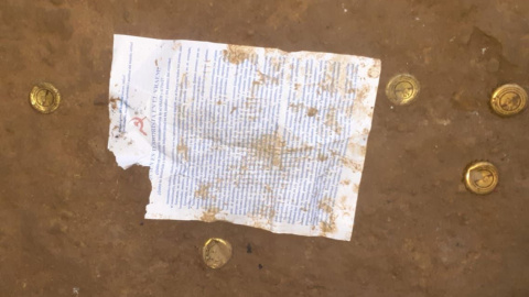 Imagen de un panfleto ensangrentado difundido por redes sociales en el que se da cuenta de la supuesta responsabilidad de Sendero Luminoso en la masacre acaecida en San Miguel del Ene (Perú).- IMAGEN SIN AUTORÍA DIFUNDIDA EN REDES Un panfleto ensangrentado difundido por redes sociales en el que se da cuenta de la supuesta responsabilidad de Sendero Luminoso en la masacre acaecida en San Miguel del Ene (Perú).- IMAGEN SIN AUTORÍA DIFUNDIDA EN REDES