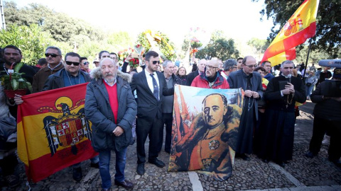 Franquistas concentrados a la salida de los familiares del cementerio de Mingorrubio tras enterrar al dictador Francisco Franco en un panteón junto a su esposa, Carmen Polo, tras su exhumación del Valle de los Caídos. EFE/Javier Lizón Franquistas concentrados a la salida de los familiares del cementerio de Mingorrubio tras enterrar al dictador Francisco Franco en un panteón junto a su esposa, Carmen Polo, tras su exhumación del Valle de los Caídos. EFE/Javier Lizón
