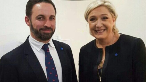 Santiago Abascal, líder de Vox, y Marine Le Pen, de Reagrupación Nacional, durante un encuentro de 2017 hecho público por Vox. VOX Santiago Abascal, líder de Vox, y Marine Le Pen, de Reagrupación Nacional, durante un encuentro de 2017 hecho público por Vox. VOX