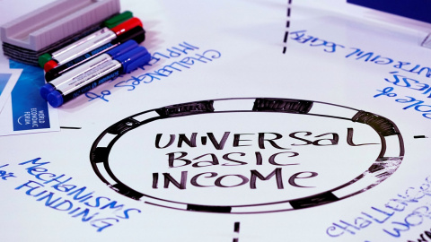 Renta básica universal ('Universal Basic Income', o UBI), escrito en una mesa en el Foro de Davos de 2018. REUTERS/Denis Balibouse enta básica universal ('Universal Basic Income', o UBI), escrito en una mesa en el Foro de Davos de 2018. REUTERS/Denis Balibouse