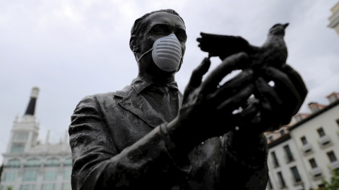 La estatua de Federico García Lorca, en la madrileña plaza de Santa Ana, ataviada con una mascarilla facial durante una nueva jornada de confinamiento por la crisis del coronavirus. EFE/Rodrigo Jiménez La estatua de Federico García Lorca, en la madrileña plaza de Santa Ana, ataviada con una mascarilla facial durante una nueva jornada de confinamiento por la crisis del coronavirus. EFE/Rodrigo Jiménez