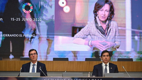 El presidente de la CEOE, Antonio Garamendi (i), y el presidente del Banco Bilbao Vizcaya Argentaria, Carlos Torres Vila, escuchan a la presidenta del Banco Santander, Ana Botín, durante la primera jornada de la cumbre empresarial organizada por la patr El presidente de la CEOE, Antonio Garamendi (i), y el presidente del Banco Bilbao Vizcaya Argentaria, Carlos Torres Vila, escuchan a la presidenta del Banco Santander, Ana Botín, durante la primera jornada de la cumbre empresarial organizada por la patro
