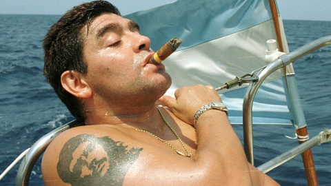 Diego Armando Maradona, con un tatuaje del Che Guevaraen el brazo, fuma un puro cohiba en un barco en aguas de La Habana, en una foto de abril de 2000. REUTERS Diego Armando Maradona, con un tatuaje del Che Guevaraen el brazo, fuma un puro cohiba en un barco en aguas de La Habana, en una foto de abril de 2000. REUTERS