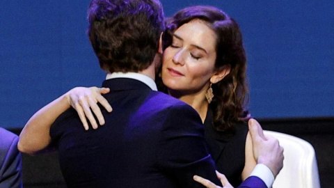 La presidenta madrileña, Isabel Díaz Ayuso, abraza al líder del PP, Pablo Casado, durante la convención del partido en València. EFE La presidenta madrileña, Isabel Díaz Ayuso, abraza al líder del PP, Pablo Casado, durante la convención del partido en València. EFE