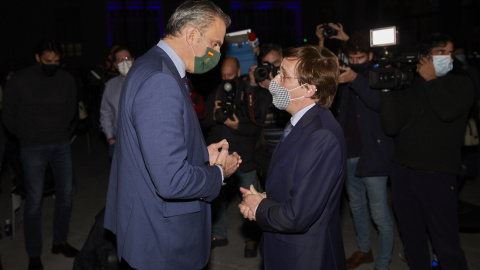 El alcalde de Madrid, José Luis Martínez Almeida (d), conversa con el portavoz municipal de Vox, Javier Ortega Smith. E.P./Jesús Hellín El alcalde de Madrid, José Luis Martínez Almeida (d), conversa con el portavoz municipal de Vox, Javier Ortega Smith. E.P./Jesús Hellín