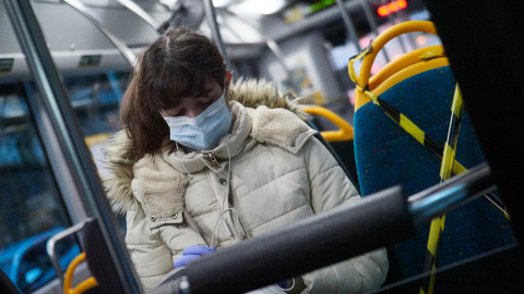 Una mujer protegida con mascarilla montada en un autobús público en Pamplona. E.P./Eduardo Sanz Una mujer protegida con mascarilla montada en un autobús público en Pamplona. E.P./Eduardo Sanz