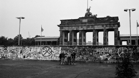Foto de archivo de un grupo de turistas posa junto al Muro de Berlín, cerca de la Puerta de Brandenburgo, en junio de 1989. REUTERS/Fabrizio Bensch Foto de archivo de un grupo de turistas posa junto al Muro de Berlín, cerca de la Puerta de Brandenburgo, en junio de 1989. REUTERS/Fabrizio Bensch